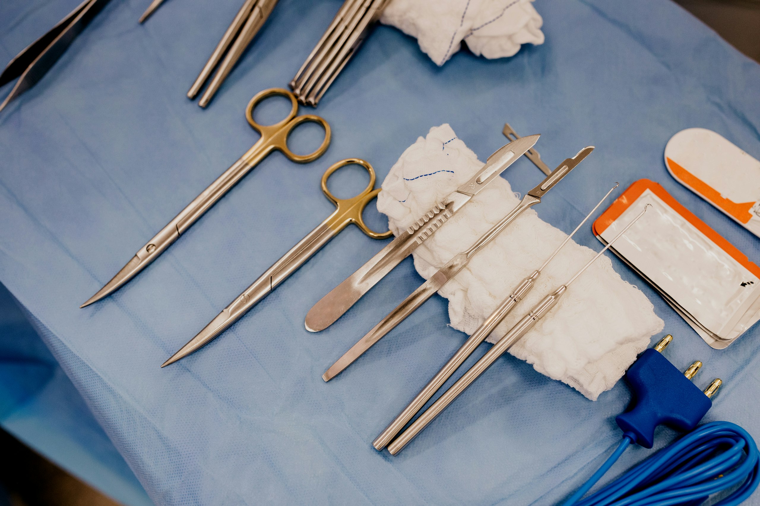 Sterile chirurgische Instrumente und Kompressen
